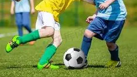 穆里尼奥不慎遭曼联新星撞击，步履蹒跚显疲惫